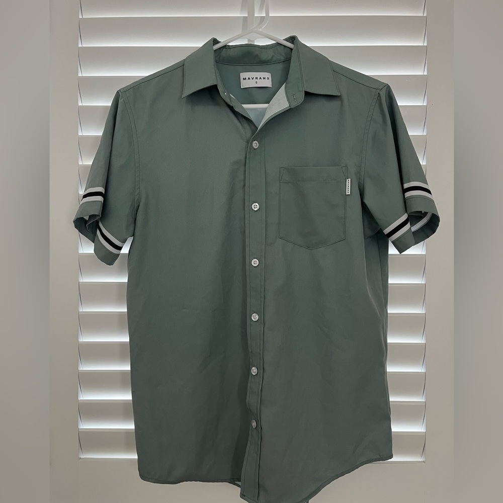 Mavrans, button up shirt. SIZE: S (made with reCOCOBLEND fabric) Color: Green